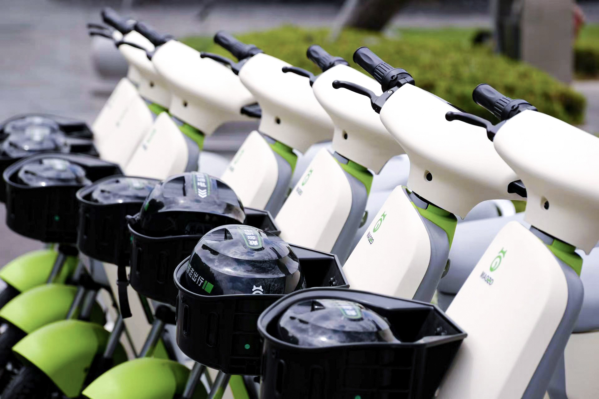 路邊的共享電動(dòng)車 路邊的共享電動(dòng)車